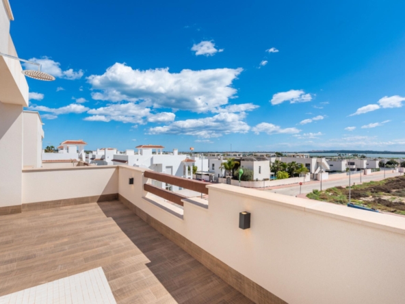 Residencial-Laguna-Azul-Outside-Shower-villa-costa blanca-suplusnis